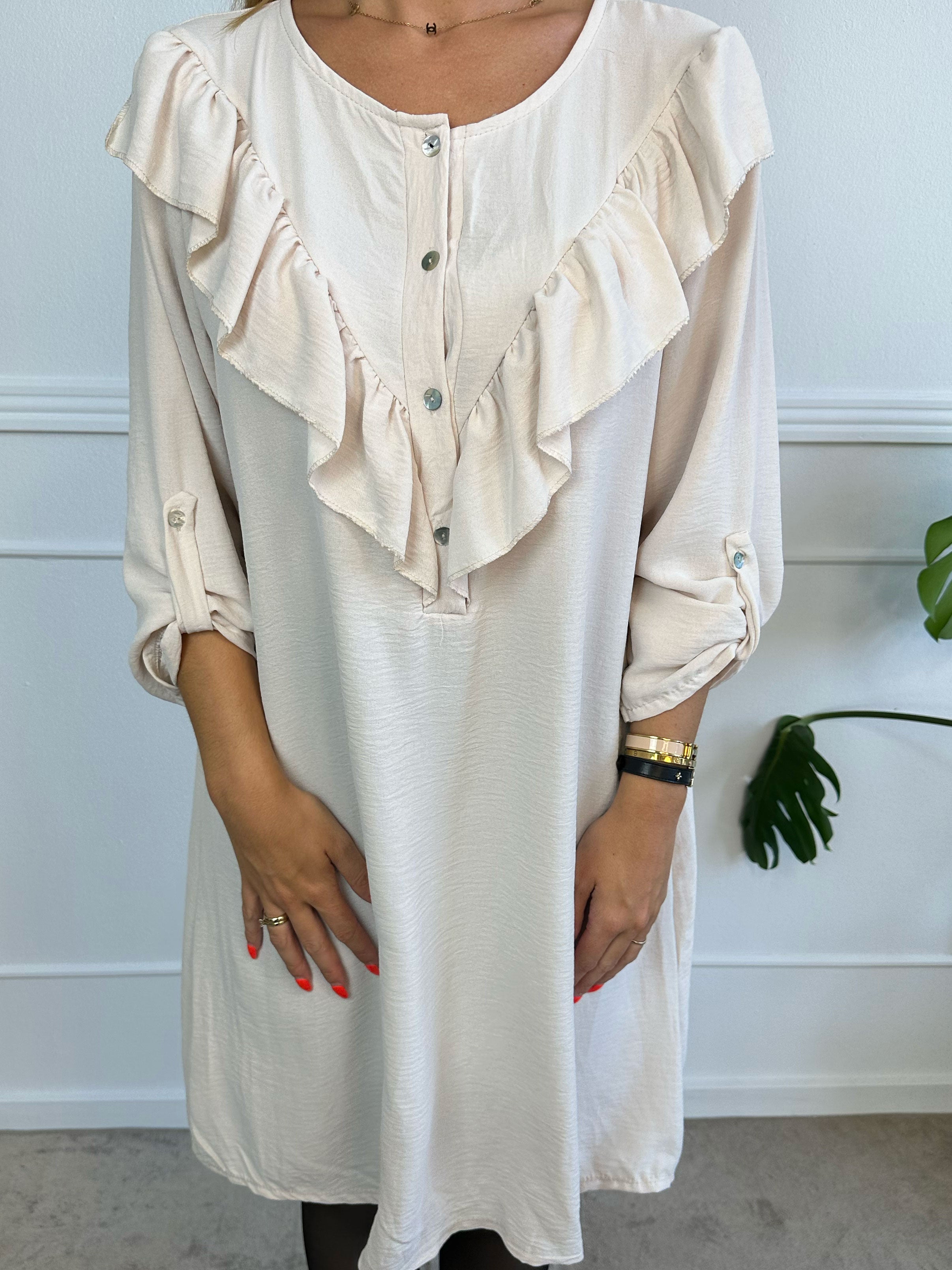 Nicola Dress - Söt klänning med volanger och knappar